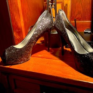 Guess multitexture high-heel platform pump